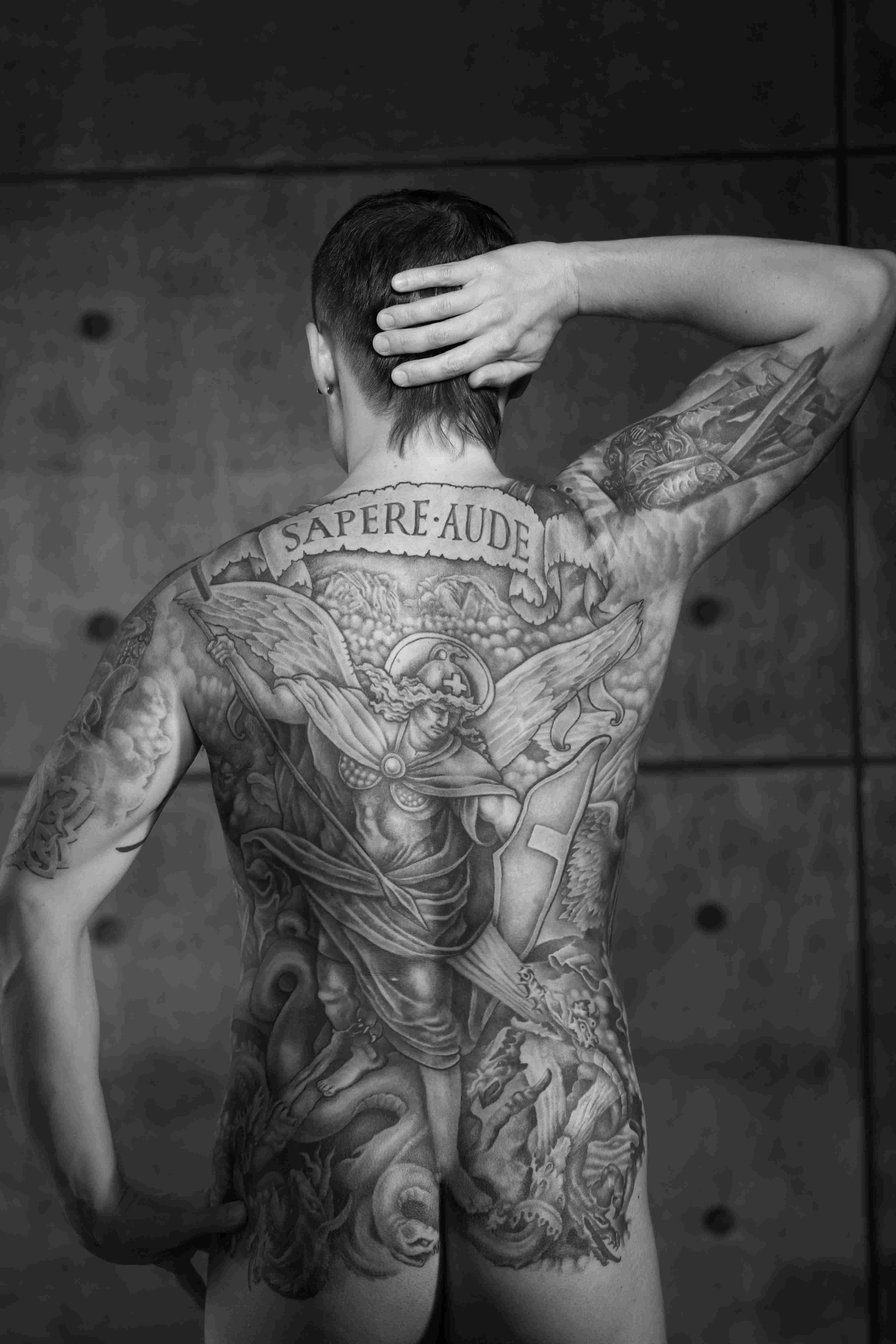 Images Wikimedia Commons/25 Alexander Kuzovlev Man_with_a_full_back_tattoo.jpg